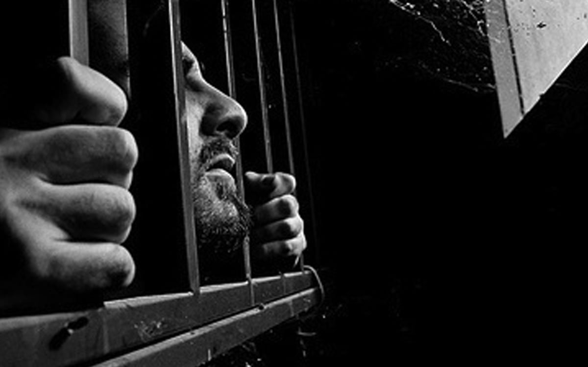 لافتات تطالب بالكشف عن المصير والإفراج عن المعتقلين
